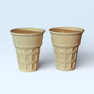 FISH EDDY PAIR OF CERAMIC ICE CREAM CONE DESSERT BOWLS GREAT CONDITION